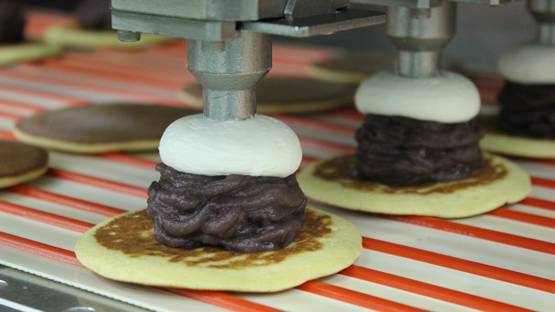 ローソン 人気スイーツの工場に潜入 新感覚の洋風どら焼きは こう作られる 笹木理恵 個人 Yahoo ニュース