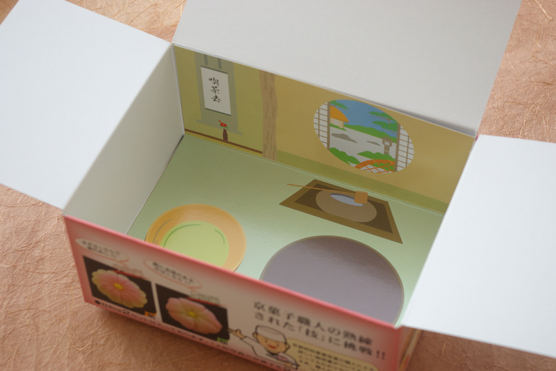 茶室がデザインされた箱。作った練りきりをおいて撮影も楽しめる。※画像提供／京菓子司よし廣