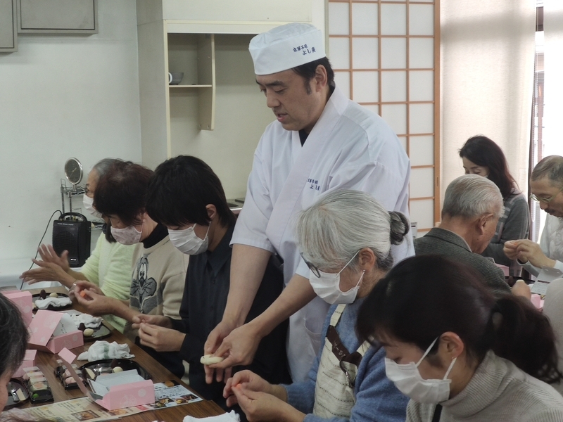 店主の水内氏は、和菓子作り体験などでこれまで15万人以上に和菓子を教えてきた。※画像提供／京菓子司よし廣