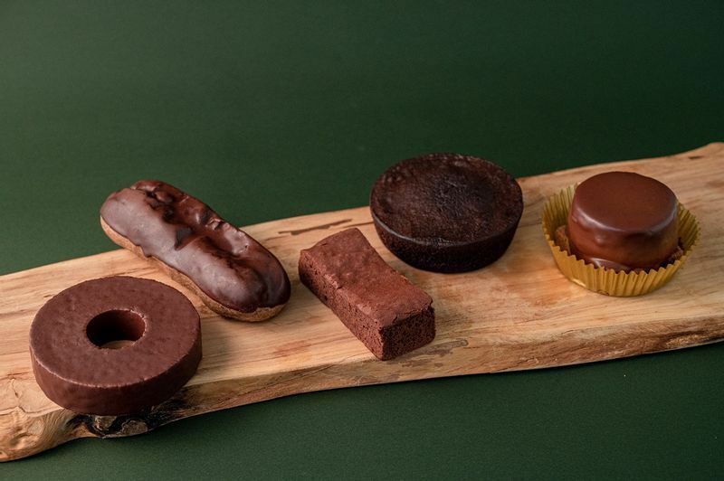 エクアドル産カカオの風味豊かなチョコレートスイーツ5品が発売中。※画像提供／ファミリーマート