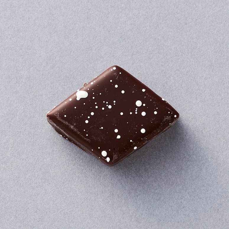 アソートには、「カカオ&エルダーフラワー」（写真）など、3種類のチョコレートが2粒ずつ入る（2,100円＋税）※画像提供／imperfect表参道