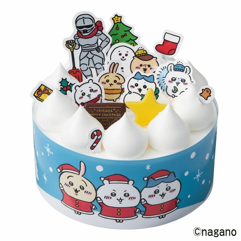 キャラクターのピックを飾って楽しめる「ちいかわ みんなで雪遊びケーキ」（直径約13cm／2～3人向け／税込3,990円)。オリジナルの「さすまた」フォーク付き　※画像提供／ファミリーマート