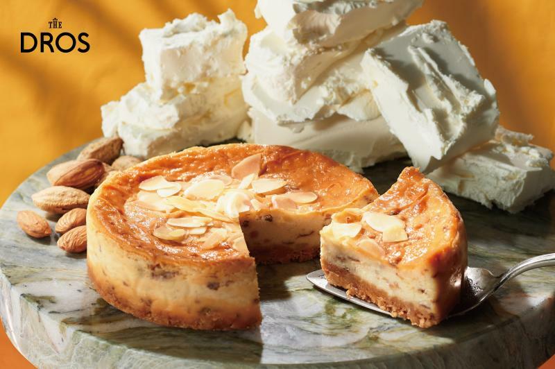「ベイクドケーキ(クリームチーズ＆アーモンド)」（1ホール2,160円)　※画像提供／シュクレイ