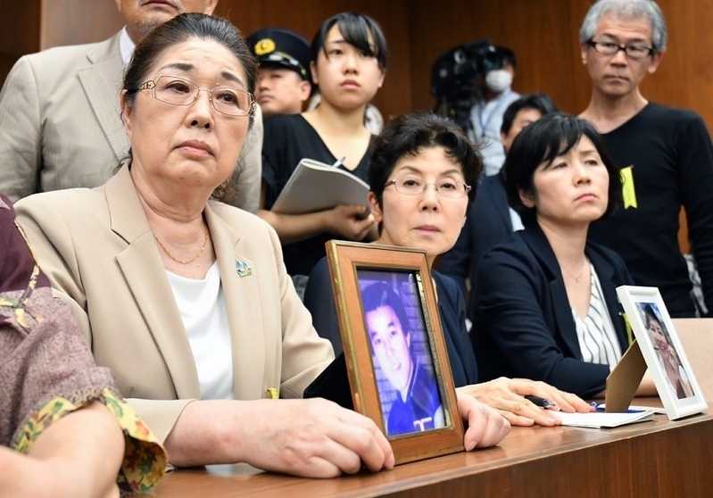 採決の様子を見守る過労死遺族の方々（毎日新聞より）