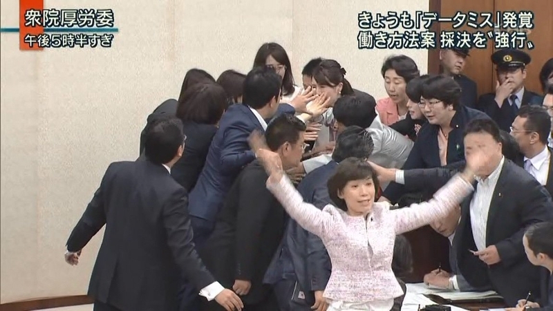はしゃいだように採決の指揮を執る堀内のり子議員(報道ステーションより)。