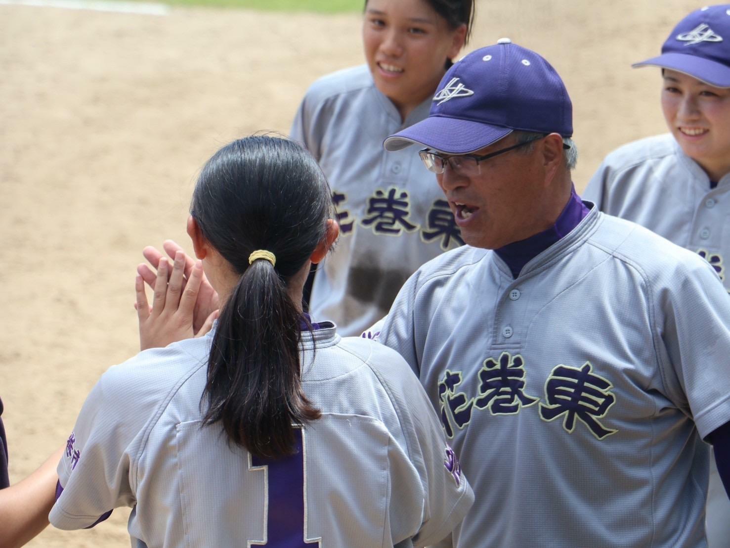 全国高等学校女子硬式野球選手権大会決勝進出を決め、選手たちと喜びを分かち合う沼田監督。