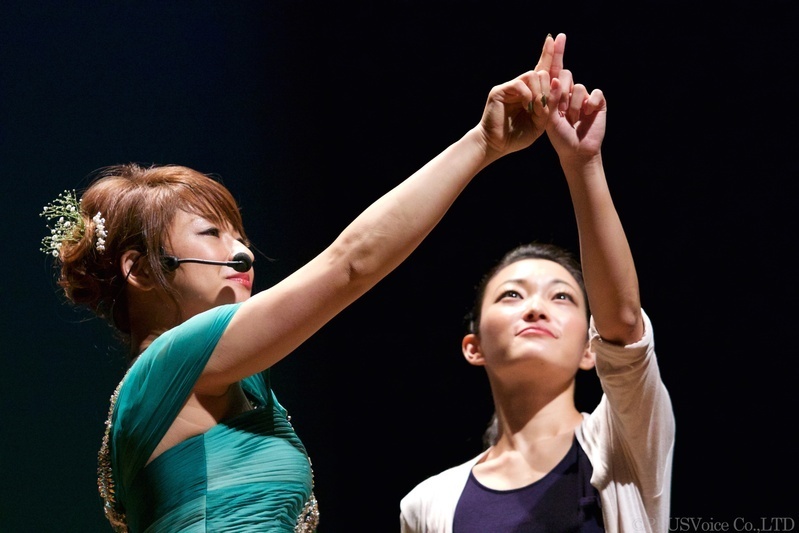 左：水戸真奈美さん(手話シンガー)右：貴田みどり(ろう者ダンサー・女優)Photo:(株)プラスヴォイス