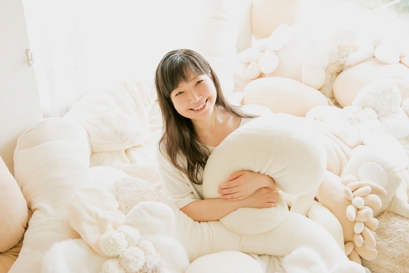 作品に包まれる鈴木さとみさん しあわせにあふれた景色も作品です。