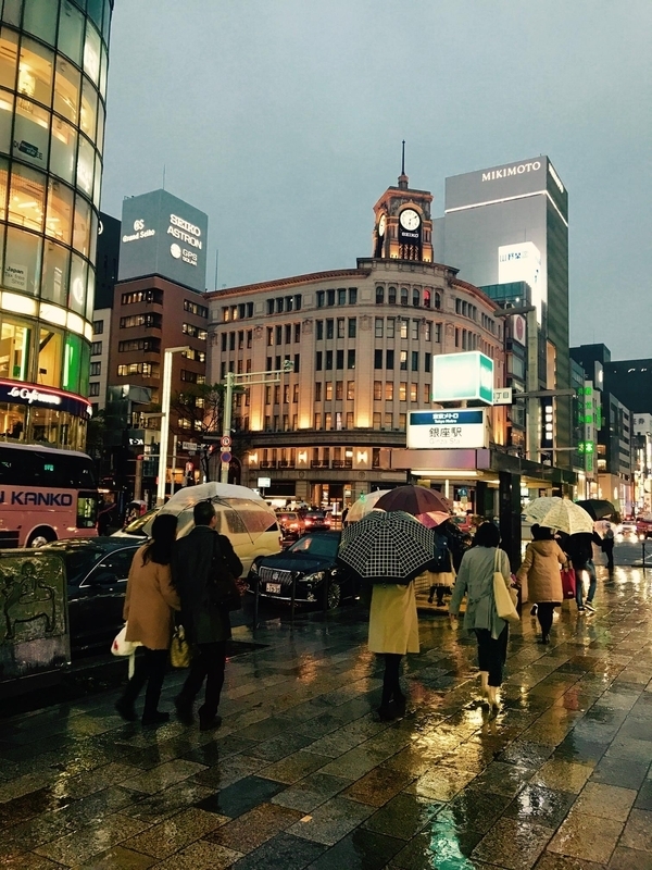 花冷えの雨に煙ろうとも銀座はハレの街