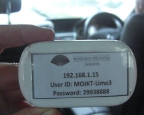 （これはジャカルタのホテルの送迎車での無料Wi-Fi。IDとPWを入れるだけで利用できる)