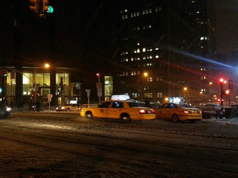 雪降る夜のニューヨークでもタクシーは走っていて便利だ。