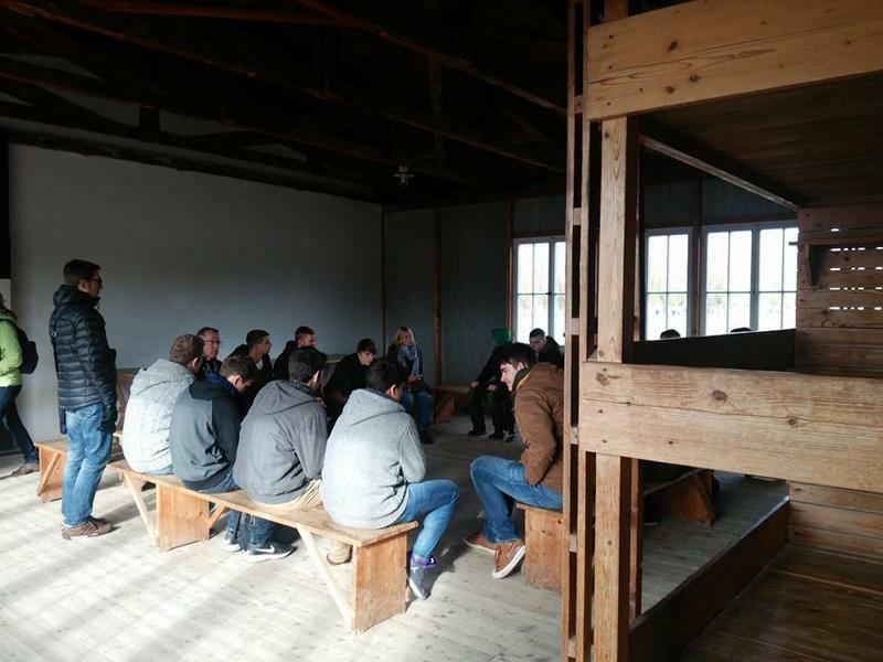 ダッハウ強制収容所で当時の説明を受けるドイツの学生たち
