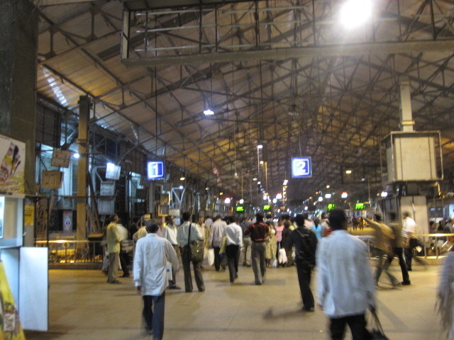 朝から晩までインドの駅は人が多い