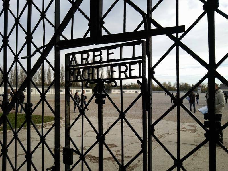 「ARBEITE MACHT FREI」（労働は自由への道）とあるが、収容所の役割は財産の押収と殺害そのもので労働でなかった