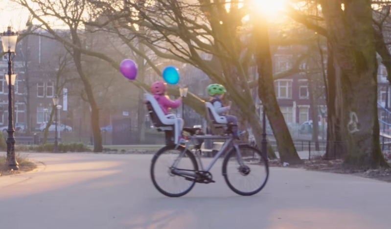 子供だけで「自動運転の自転車」に2人乗り　(Google)