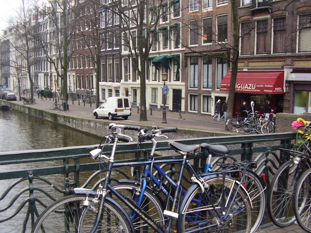 オランダでは自転車で運河に落ちる事故も多い