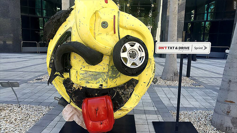 「運転スマホ禁止」を訴えるためにマイアミに設置された「The Last Emoji」(Alma)