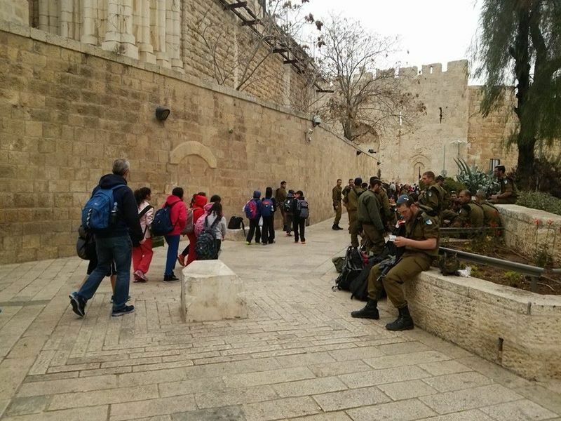 町中のあらゆる所に兵士がいるイスラエル