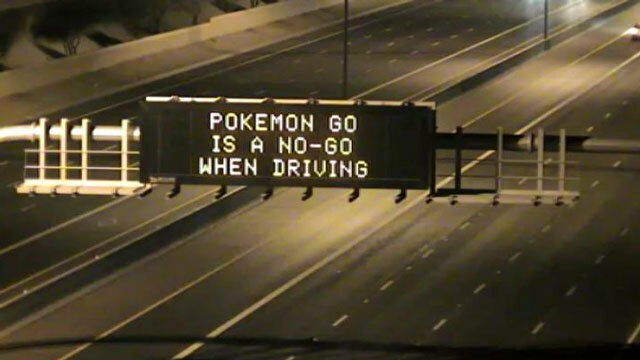 運転中の「ポケモンGO禁止」を訴える電光掲示板