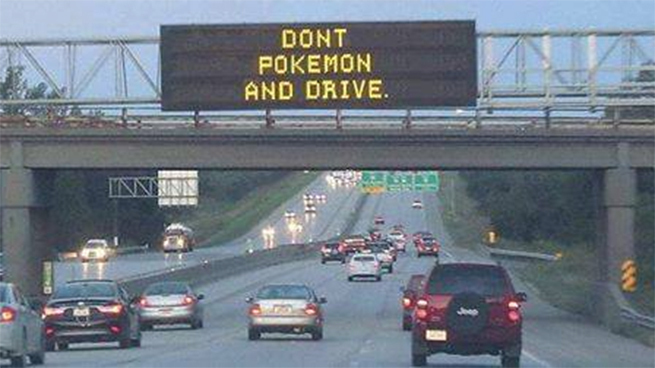 アメリカの道路では「運転中のポケモン禁止」の電光掲示板