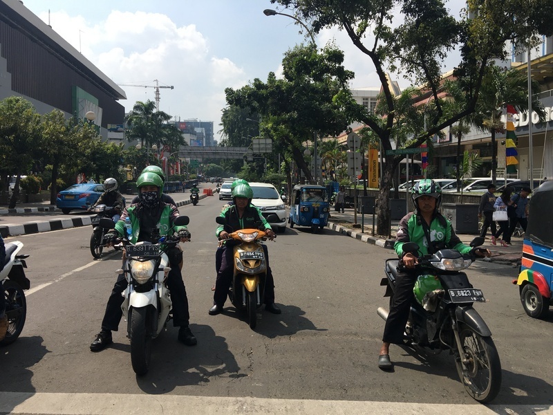 ジャカルタのあらゆる所で緑色のジャンパーのバイクを見かける