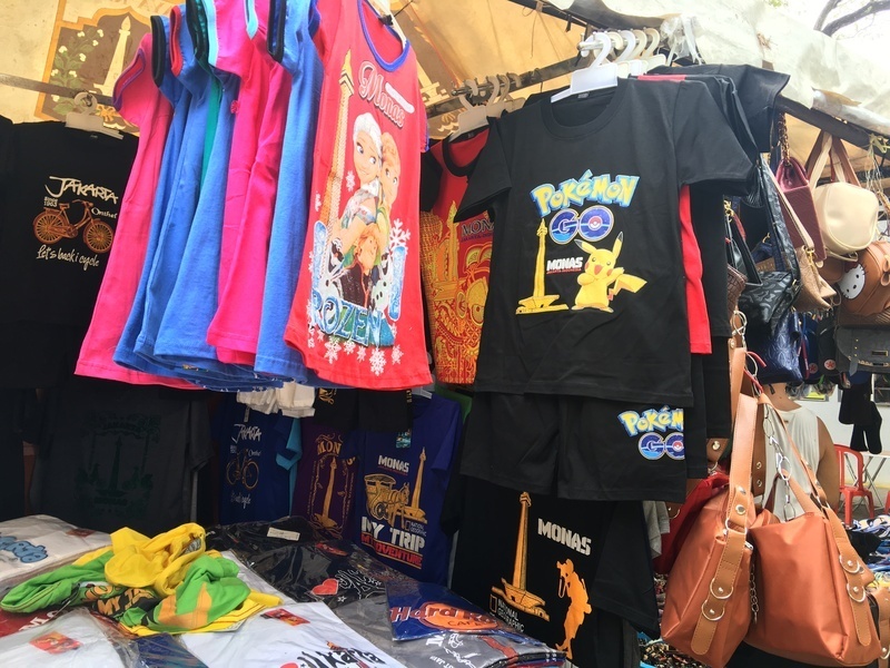 ジャカルタの独立塔（モナス）で販売している「ポケモンGO」のシャツ