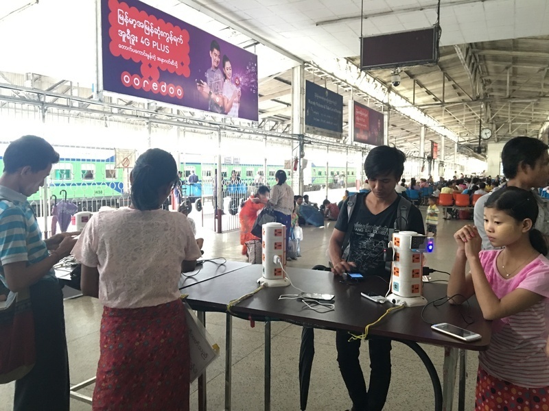 ヤンゴンの駅では長時間の電車移動前にバッテリー充電ができる場所があり、いつも人でいっぱい。スマホの充電はミャンマー人にとってとても重要