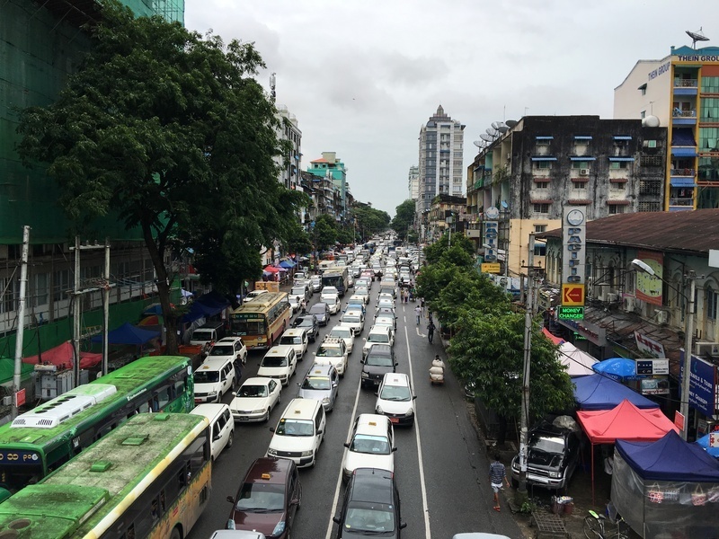 ヤンゴンはいつでも渋滞している