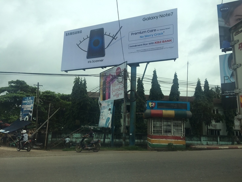 ミャンマーの地方でもビルボード広告でもGalaxy Note7の宣伝は多い