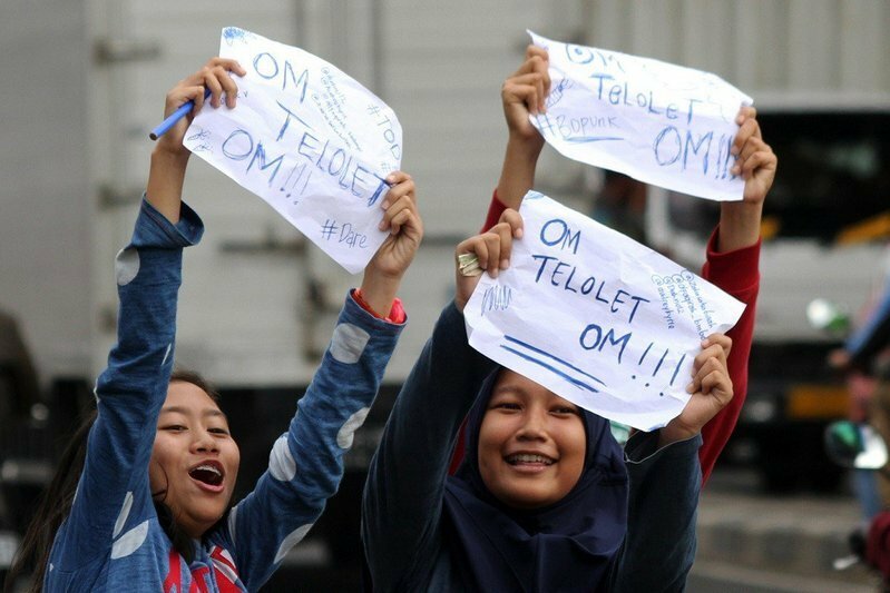 バスの運転手に「Om telolet om」の紙を掲げる(Jakarta Post提供）