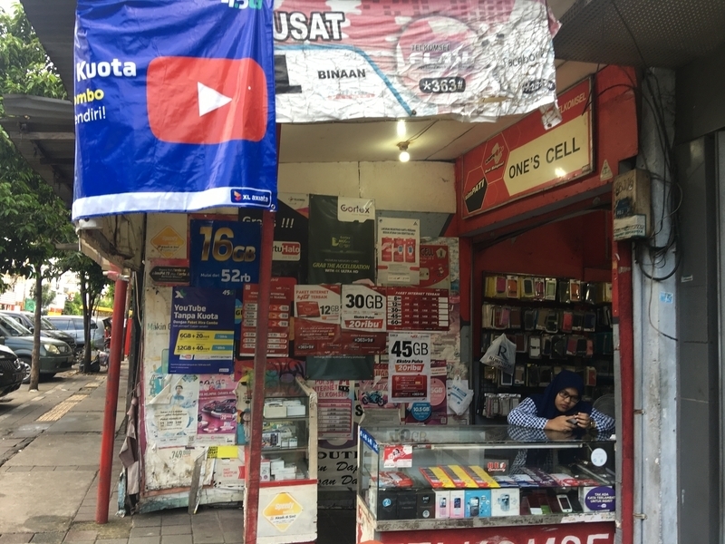 多くのインドネシア人がスマホを購入するような店舗。このような店舗にはiPhoneはない