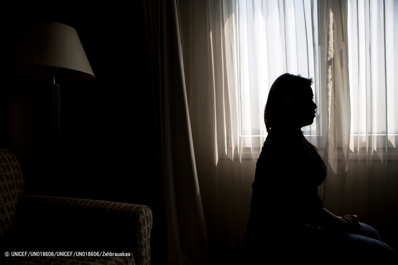 SNSで性的虐待の被害に遭った女の子（エルサルバドル）(C) UNICEF