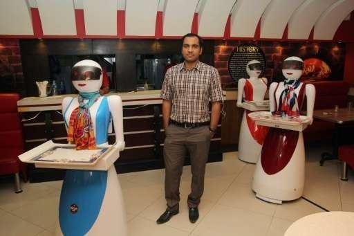 3台のロボットとOsama Jafari氏（写真：Malaysian Digest）