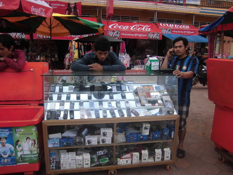 携帯電話やスマホを販売するカンボジアの露店