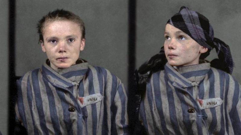 アウシュビッツの囚人の白黒写真をカラーで再現：「人間らしさを出し 