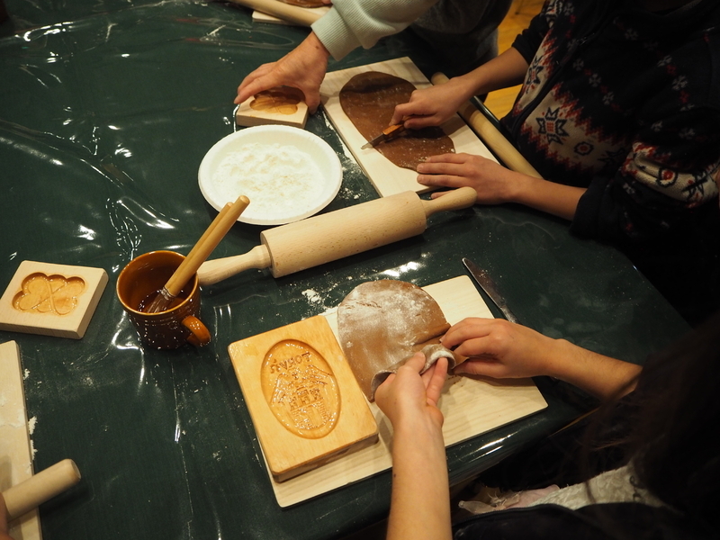 日本の小学生がポーランド銘菓「ピエルニク」作りに挑戦（2018年2月、ポーランド大使館提供）