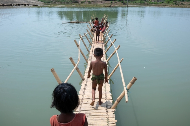 竹の橋で遊ぶロヒンギャ難民の子ども (C) UNICEF