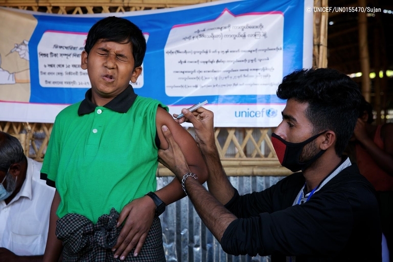 ジフテリアの予防接種を受けるロヒンギャの男の子 (C) UNICEF