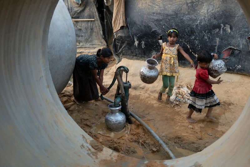 水道施設がないため、子供たちが水汲みに来る。足元は泥化(C) UNICEF