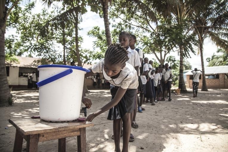ユニセフは学校に清潔な手洗い場などを設置してエボラの拡大を阻止 (ユニセフ）