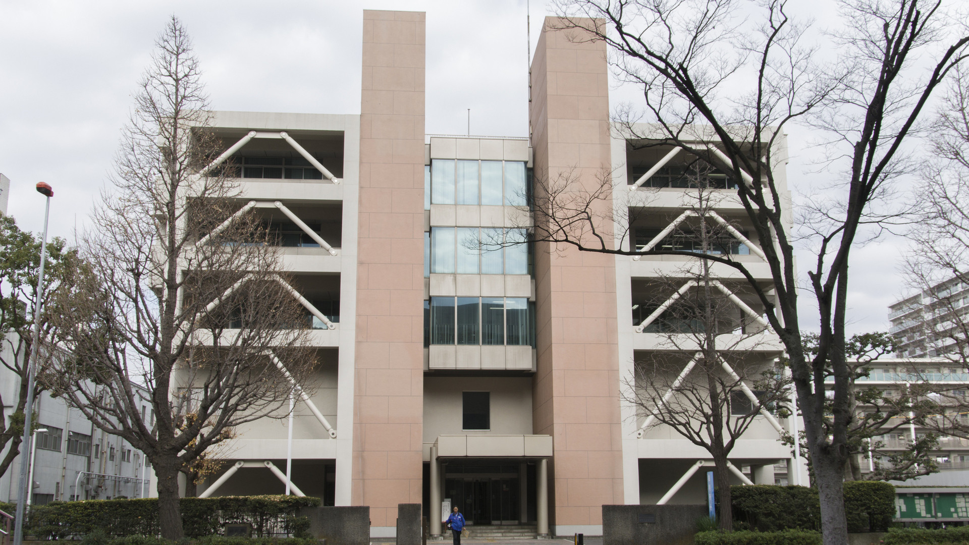 左手にスマホ 右手に飲み物 左耳にイヤホン 自転車で死亡事故
