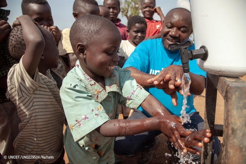 学校で正しい手洗いの方法を習う子ども　(C) UNICEF