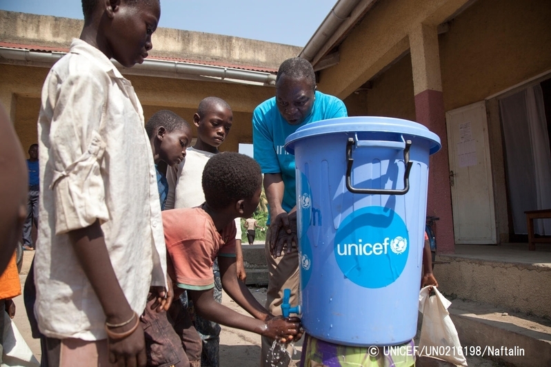 エボラ出血熱の感染予防の重要性を伝えるため、正しい手洗いの方法を学校で子どもたちに伝えている。(C) UNICEF