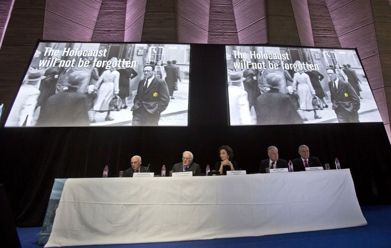 ユネスコ本部でのサイト立ち上げの式典にて。中央がユネスコの局長のオードレ・アズレ氏、その右隣が世界ユダヤ人会議議長のロナルド・ラウダー氏（UNESCO）
