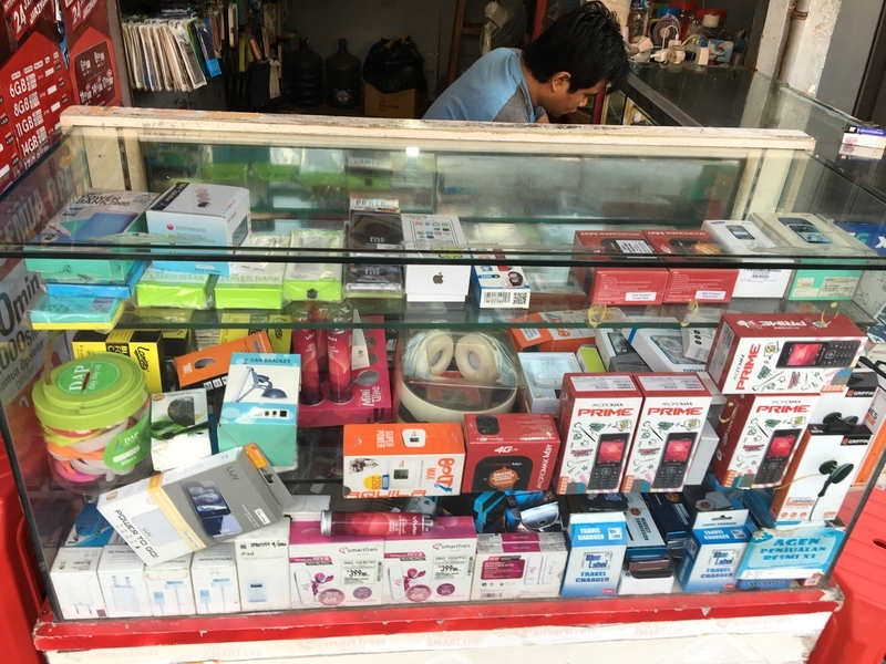 インドネシアの街中の携帯電話販売店の棚。スマホも普及してきたがガラケーも安いことから根強い人気がある。（筆者撮影）