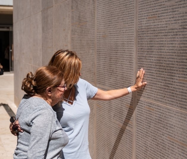 Charlotte Adelman氏の娘とともにフランスのショア博物館を訪問。当時、フランスで犠牲になった76000人の名前が刻まれた碑の前にて（COURTESY CHARLOTTE ADELMAN）