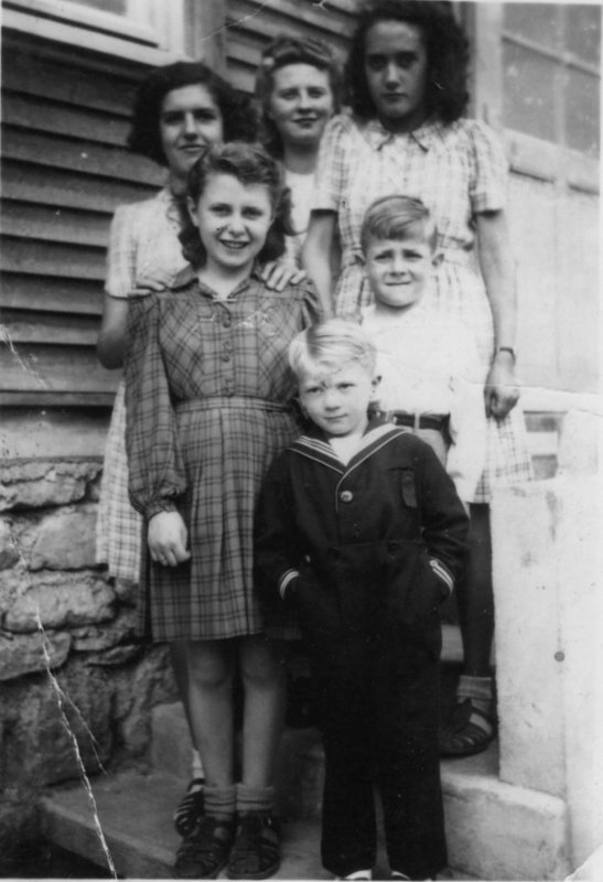 （左のチェックを着た少女が12歳のCharlotte Adelman氏、手前の子供が4歳だったAlain Quatreville氏（COURTESY CHARLOTTE ADELMAN）