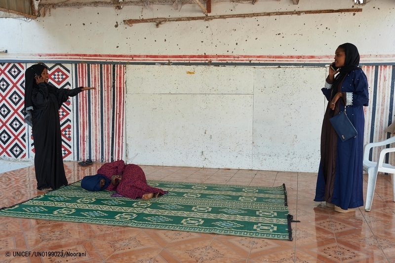 FGM根絶に向けた啓発のためコミュニティーセンターで劇をするジブチの若者たち（UNICEF)