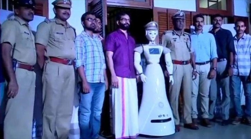 女性警官という設定になっているKP-Bot（Kerala Police）