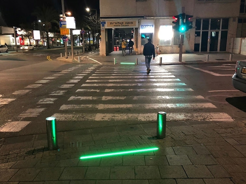 テルアビブの道路に埋め込まれた信号。「歩きスマホ」をしていても信号が赤か緑かがわかる。(TEL AVIV-JAFFA MUNICIPALITY)